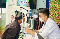 Khám mắt và cấp thuốc miễn phí cho 200 người dân xã Cầu Bà
