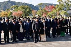 Mong muốn các dân tộc trên thế giới sẽ cùng nhau hướng tới hòa bình, thịnh vượng, phát triển