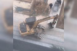 Máy xúc 'phát điên' đùa giỡn với chủ