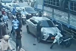 Nam thanh niên hành hung tài xế, đập vỡ kính ô tô sau va chạm giao thông