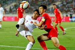 Tin nóng bóng đá Việt 9/12: Báo châu Âu đánh giá cao thầy trò Kim Sang Sik, trọng tài trận Lào vs Việt Nam là người quen