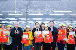 Chủ tịch Ủy ban Trung ương MTTQ Việt Nam Đỗ Văn Chiến thăm, trao quà tặng công nhân Nghệ An