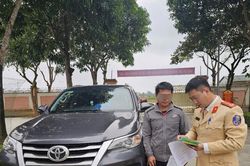 Kịp thời xác minh tài xế ô tô con vượt ẩu trên đường N5