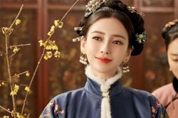 Đều gả cho Khang Hi, tỷ tỷ được phong làm Hoàng hậu và nàng trở thành Quý phi đặc biệt nhất của triều đại nhà Thanh