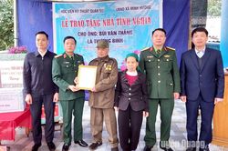 Trao nhà tình nghĩa cho gia đình chính sách ở xã Minh Hương