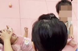 Tạm giữ người phụ nữ giật tóc, tát vào miệng trẻ khi cho ăn