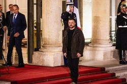 Tổng thống Ukraine Zelensky nói 'không' với hạ độ tuổi nhập ngũ
