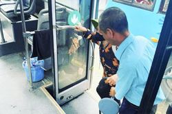 Những việc làm tận tâm chan chứa nghĩa tình của nhân viên phục vụ buýt Traserco