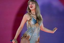 Taylor Swift thu về hơn 2 tỷ USD từ 'The Eras Tour'