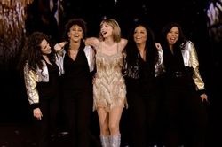 'Nữ tỷ phú tự thân' Taylor Swift thưởng 5000 tỷ đồng cho ê-kíp The Eras Tour