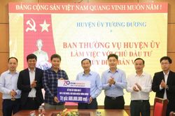 Tổng Công ty Phát điện 1 - Công ty Thủy điện Bản Vẽ trao 600 triệu đồng hỗ trợ xây nhà ở cho hộ nghèo, khó khăn tại huyện Tương Dương