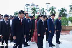 Đoàn đại biểu Quốc hội và HĐND thành phố Đà Nẵng dâng hương tại Đài tưởng niệm thành phố