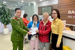 Hà Nội: Cụ ông định rút 500 triệu đồng tiền xây nhà của con gái để chuyển cho 'công an'