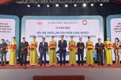 Khai mạc hội chợ triển lãm sản phẩm công nghiệp nông thôn, sản phẩm OCOP tại huyện Ba Vì