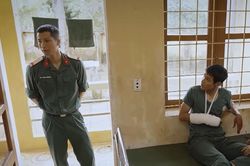 'Không thời gian' tập 10: Lĩnh gãy tay vì thói khôn lỏi trốn việc