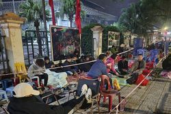 Người hâm mộ xuyên đêm xếp hàng mua vé xem tuyển Việt Nam thi đấu với Indonesia
