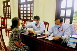 Vùng 3 Hải quân khám bệnh, cấp phát thuốc cho gia đình chính sách, hộ nghèo, hộ cận nghèo