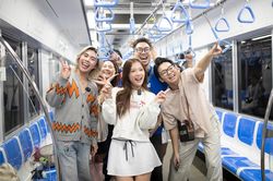 Người dân TP.HCM hào hứng đi tàu metro cận kề ngày vận hành chính thức