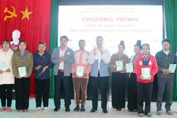 Trao tặng sổ BHXH, thẻ BHYT cho người dân xã Thanh Minh