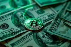 Bitcoin lại vượt 100.000 USD, tiến sát đỉnh lịch sử