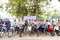 Hỗ trợ 10 môtô vận chuyển hành khách cho người dân thị trấn Tri Tôn