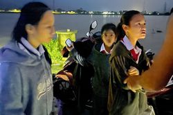 Người đàn ông ở Quảng Nam lao xuống dòng lũ xiết, cứu 3 học sinh