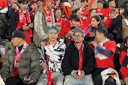 Dàn 'Anh trai vượt ngàn chông gai' đốt nóng khán đài sân Việt Trì cổ vũ đội tuyển Việt Nam