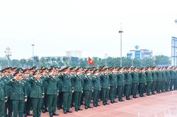 Bộ Chỉ huy Quân sự tỉnh Nghệ An dâng hoa báo công tại Quảng trường Hồ Chí Minh