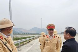 Cảnh sát giao thông ra quân xử lý vi phạm trên đường cao tốc Bắc - Nam