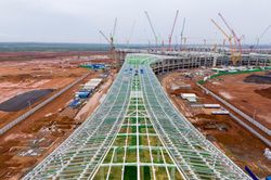 Lắp đặt hàng nghìn tấm kính trên mái nhà ga sân bay Long Thành
