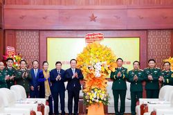 Thường trực Tỉnh ủy Nghệ An chúc mừng Bộ Tư lệnh Quân khu 4