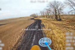 Hai drone FPV Nga 'hỏi thăm sức khỏe' đôi xe bọc thép chở lính Ukraine