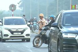 Xe máy vẫn đi ngược chiều trên đại lộ Thăng Long