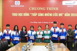 Tặng 20 suất học bổng cho học sinh có hoàn cảnh khó khăn tại Thành phố