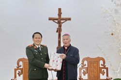 Lãnh đạo Công an tỉnh Nghệ An chúc mừng Tòa Giám mục Giáo phận Vinh nhân dịp Giáng sinh