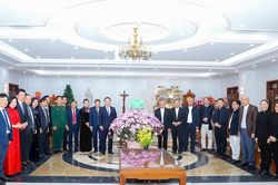Lãnh đạo tỉnh Nghệ An thăm, chúc mừng Tòa Giám mục Giáo phận Vinh nhân Lễ Giáng sinh 2024
