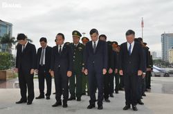 Lãnh đạo thành phố dâng hương tưởng niệm các anh hùng, liệt sĩ và nghĩa sĩ
