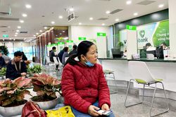 Lo bị khóa thẻ, khách gấp rút đi xác thực tài khoản ngân hàng