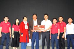Công ty cổ phần Xi măng công nghệ cao Vixito trao tặng xi măng cho xã Tăng Thành (Yên Thành)