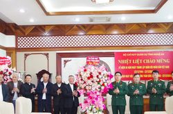 Tòa Giám mục Giáo phận Vinh thăm, chúc mừng cán bộ, chiến sĩ lực lượng vũ trang Nghệ An