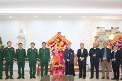 Bộ Tư lệnh Quân khu 4 chúc mừng lễ Giáng sinh tại Giáo phận Vinh