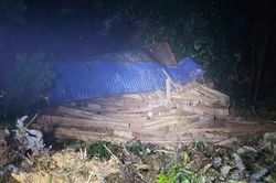 Xe đầu kéo chở gỗ bất ngờ bị lật, rơi xuống vực khiến tài xế tử vong