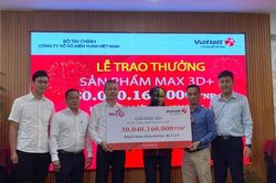 Ghé mua xổ số khi đưa con đi học, một phụ nữ trúng 30 giải đặc biệt