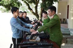 Ba người dân ở Điện Biên tự nguyện giao nộp 21 khẩu súng PCP nén hơi