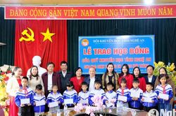Hội Khuyến học tỉnh trao học bổng cho học sinh đồng bào Công giáo huyện Yên Thành nhân dịp lễ Giáng sinh