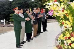 Dâng hương tri ân các Anh hùng liệt sĩ tại Nghĩa trang thành phố Vinh