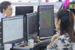 VN-Index giảm hơn 11 điểm, HNX bật tăng trở lại