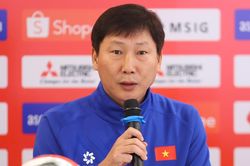 HLV Kim Sang Sik: Tuyển Việt Nam có Xuân Son sẽ khác trước Myanmar