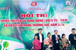 Nghệ An tuyên truyền sử dụng năng lượng tiết kiệm và trao quà cho học sinh nghèo