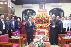 Lãnh đạo thành phố chúc mừng Lễ Thiên Chúa Giáng sinh